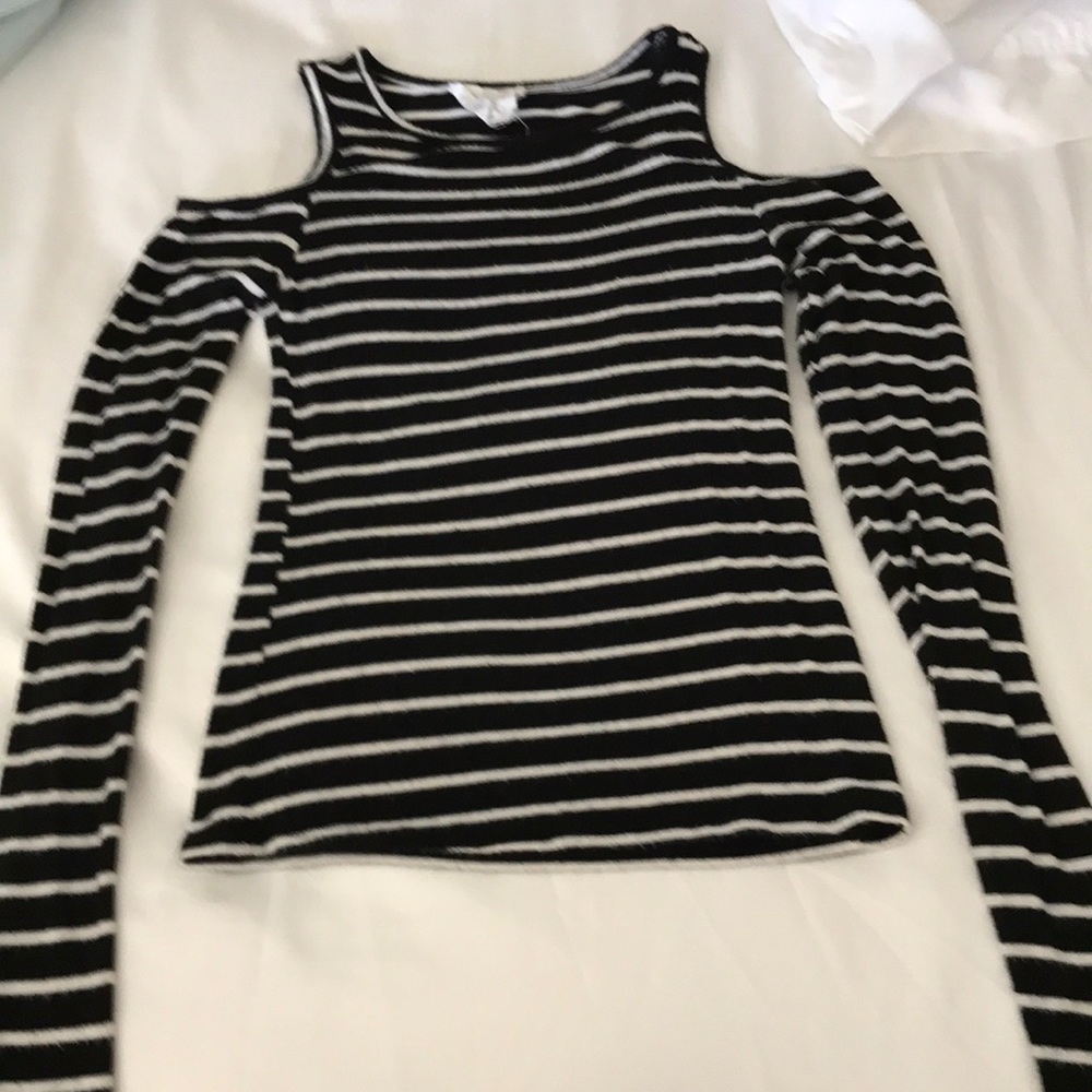 Long sleeve shirt with shoulder cut outs